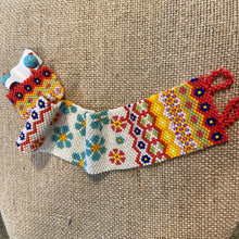 Load image into Gallery viewer, small bead wide band flower pattern